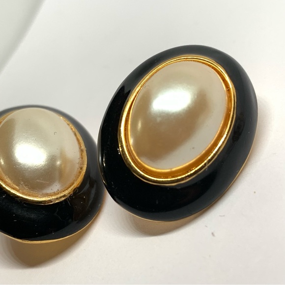 Unsigned vintage pierced black enamel GoldTone pearl studs earrings - Picture 2 of 4